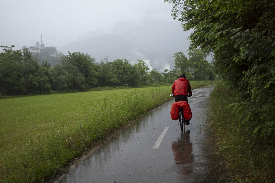 Nasse Kilometer im Regen – kurz vor Moggio Udinese
